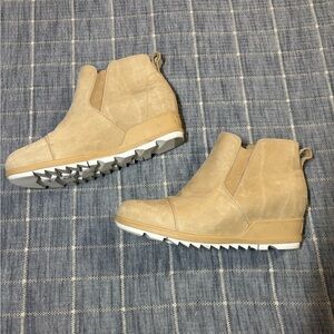 Sorel Evie Chelsea Waterproof Nubuck Wedge Boots – Taupe – Women’s 11